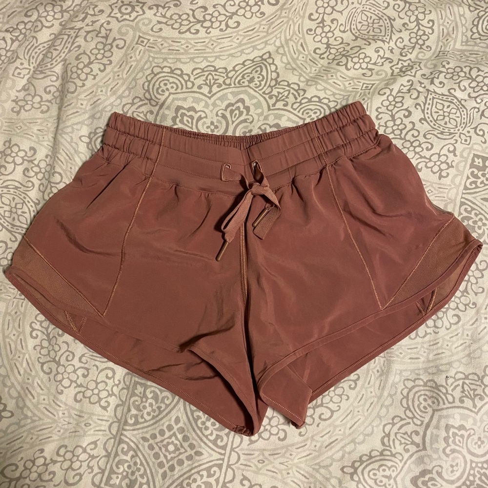 *RARE* Lululemon Hotty Hot Shorts *2.5” Quicksand Sz 4